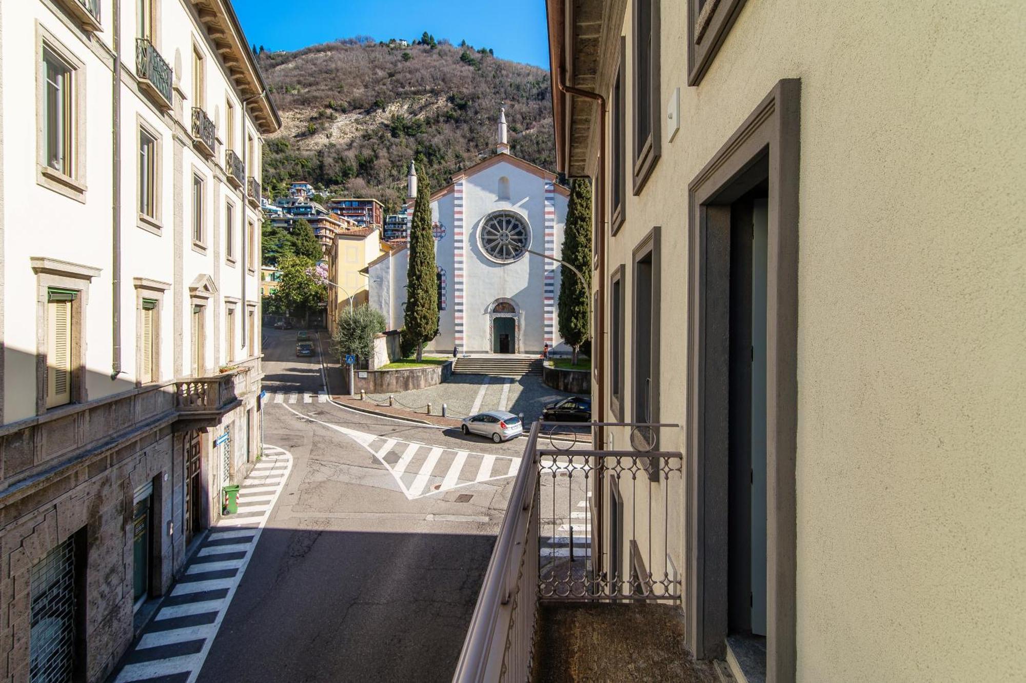 Numero 11 Piazza Amendola - By Myhomeincomo Como